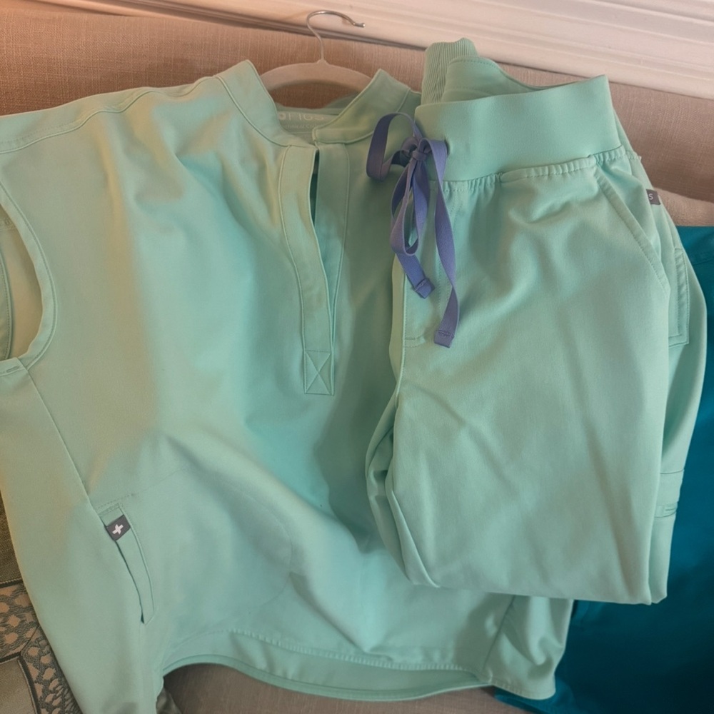 Figs Mariner XS Rafaela oversized top and XS Xamora jogger pants